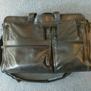 TUMI 💯 leather briefcase